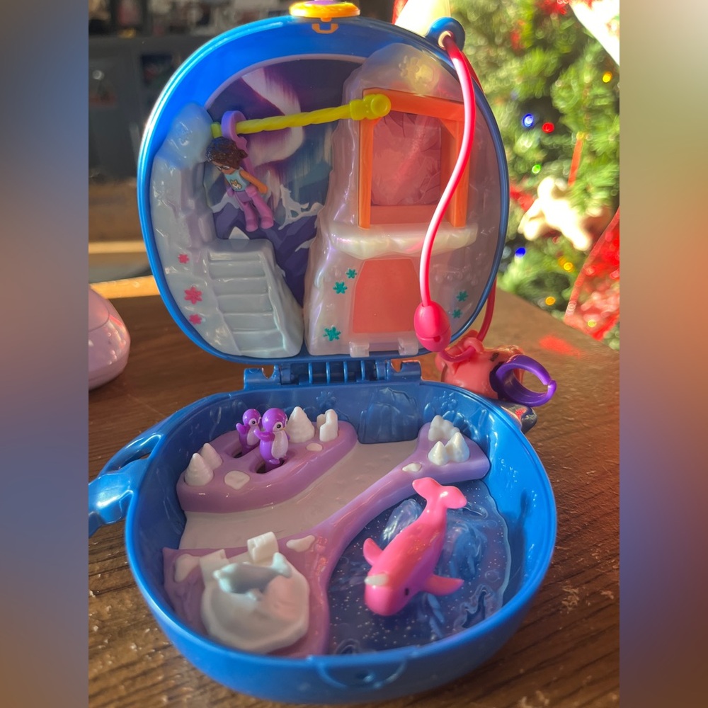 Preowned Polly Pocket Freezin' Fun Narwhal Compact with polly pocket figure